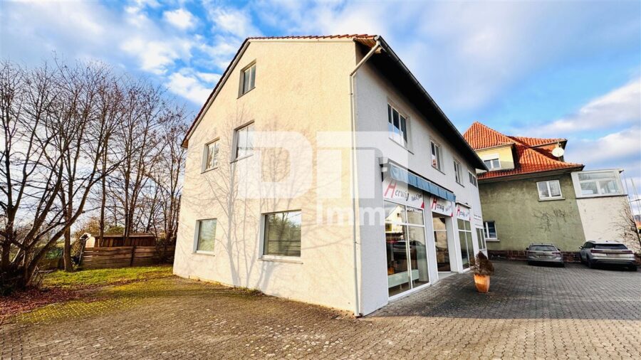 Laden-/Büro-/Lagerkomplex mit 300 m² Nutzfläche auf großem Grundstück und Parkflächen - Seitenansicht